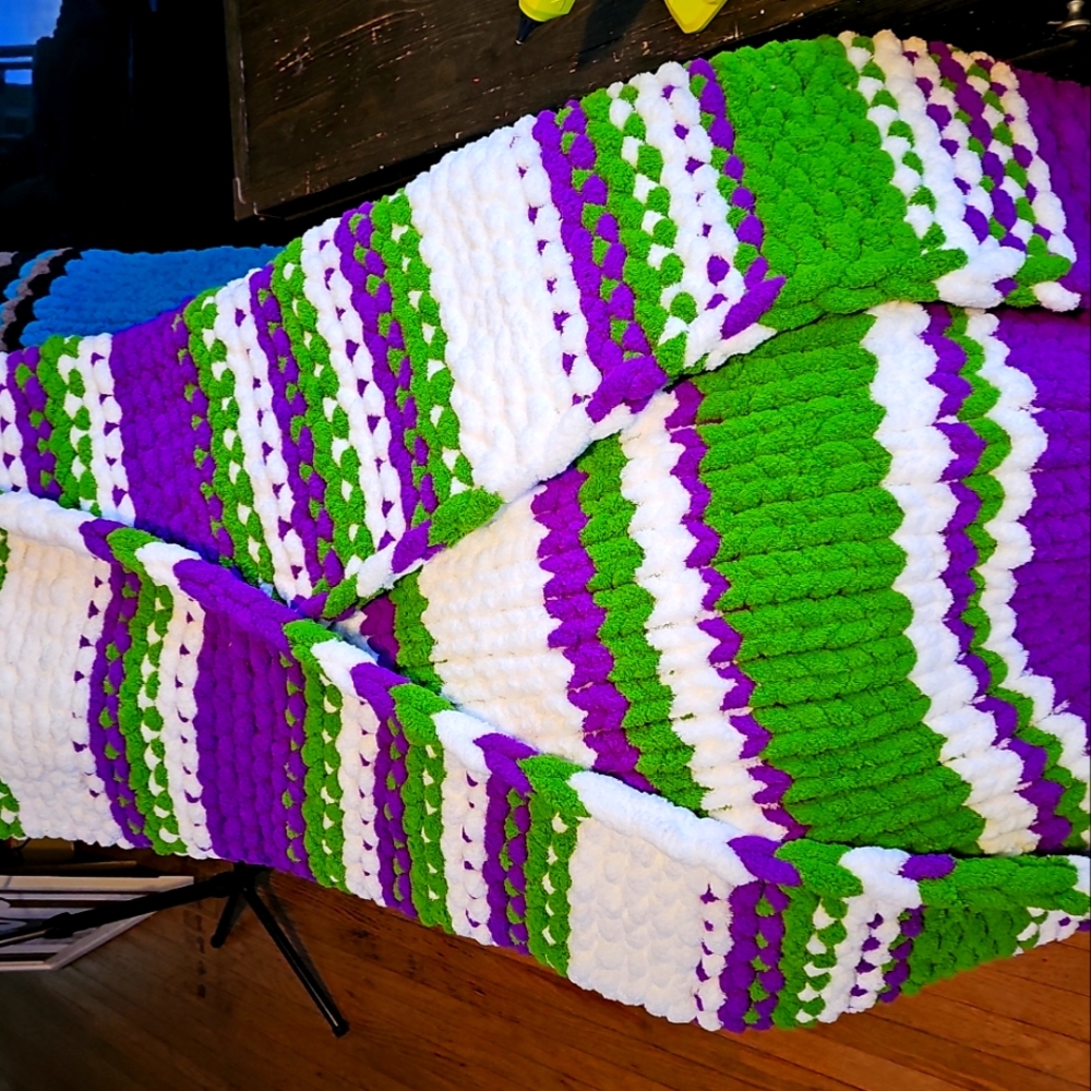 Handknit chunky blanket